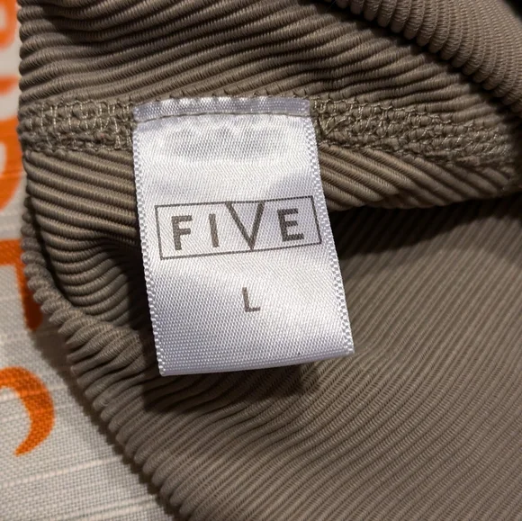 FIVE Ribbed Triker - Picture 2 of 2